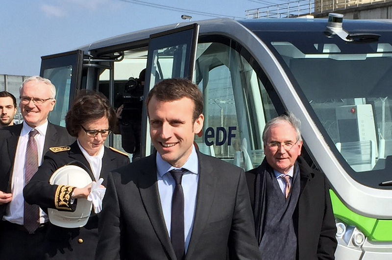 El ministro de Economía francés, Emmanuel Macron, en la presentación oficial del servicio de transporte atónomo de Navya en la central de EDF en Civaux.