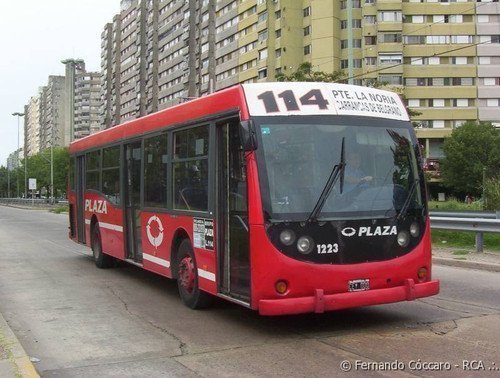 Otros tiempos. Los famosos e innovadores Scania carrozados por CAIO en su modelo Millenium circulando para la Línea 114