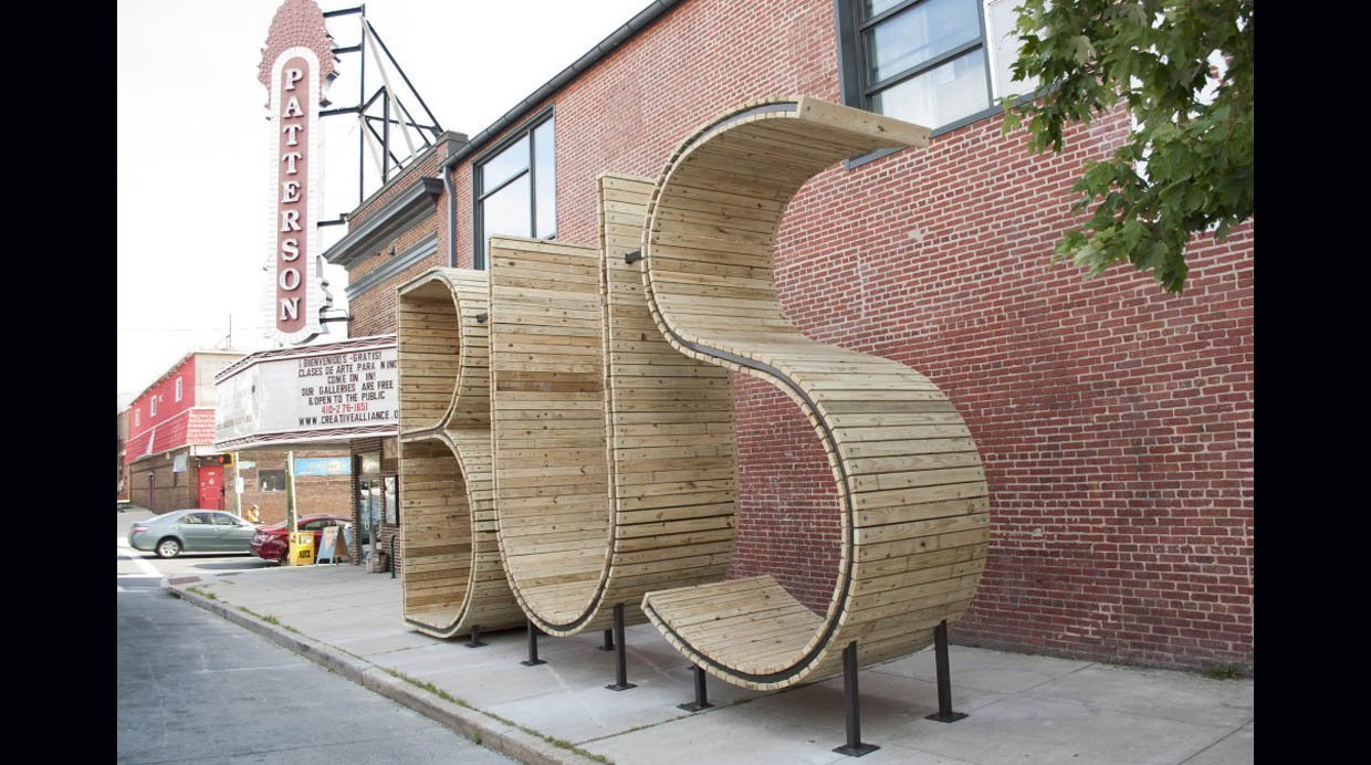 Esta singular parada de autobús fue construida en el 2014 y consta de tres esculturas en madera y fierro que forman la palabra BUS.