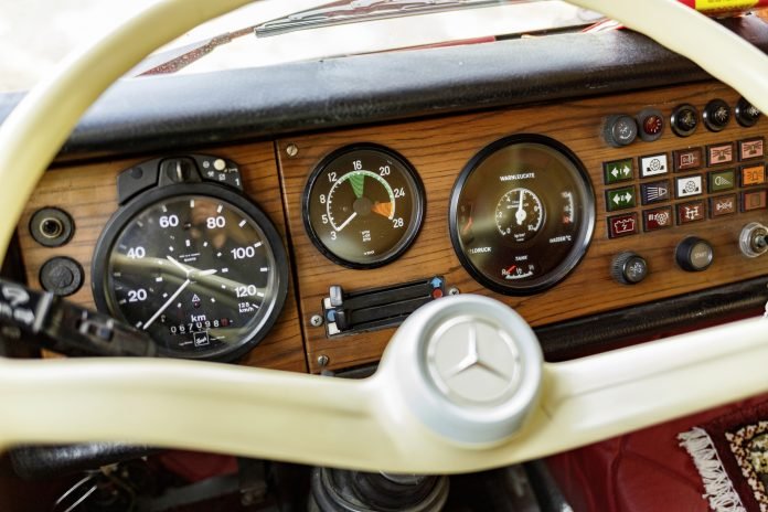 Kutschbock oder Hightech-Zentrale: Wie sich der Lkw-Fahrerarbeitsplatz in den letzten 60 Jahren verändert hatFrom a coach box to a high-tech cockpit: how the truck driver's workplace has changed over the past 60 years