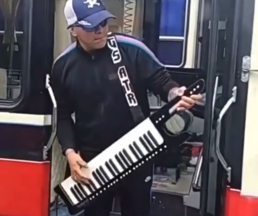 ATR Perro Cumbia Bondi! Pablito Lescano se subió al 109 y le puso música »  Revista Colectibondi