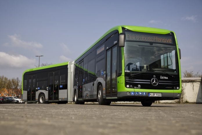 Premiere für den eCitaro G mit neuen Lithium-Ionen-Batterien: Mercedes-Benz liefert erste vollelektrisch angetriebene Gelenkbusse an die ÜSTRA in Hannover ausPremiere for the eCitaro G bus with new lithium-ion batteries: Mercedes-Benz delivers the firs