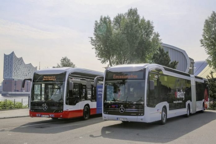 Sterne für Hamburg: Doppelübergabe Mercedes-Benz eCitaro G an die Hamburger Hochbahn AG und die Verkehrsbetriebe Hamburg-Holstein GmbH (VHH)New stars in Hamburg: double handover of Mercedes-Benz eCitaro G buses to Hamburger Hochbahn AG and Verkehrsbetr