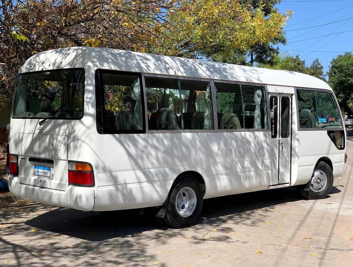 ¡Atención ¿fanáticos del Grupo Plaza?! Apareció una Toyota Coaster ...